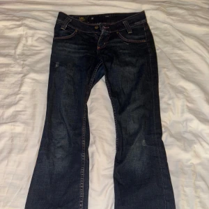 Mörkblå jeans från Lee - Snygga lågmidjade mörkblå jeans från Lee med fina sömmar. De har en rak/utsvängd passform💕