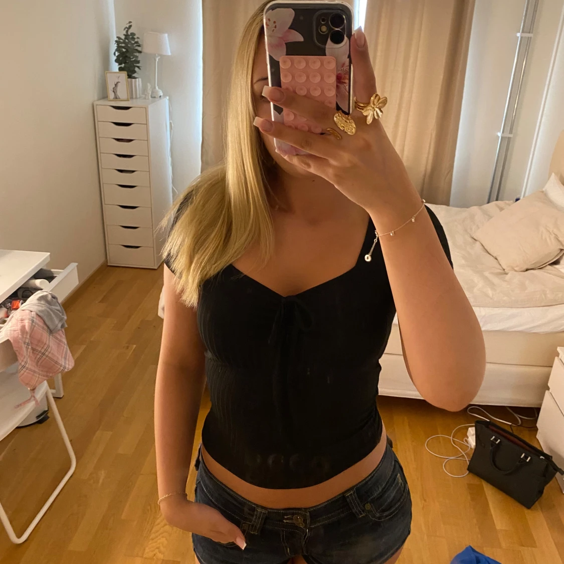 Svart ribbad topp med knyt