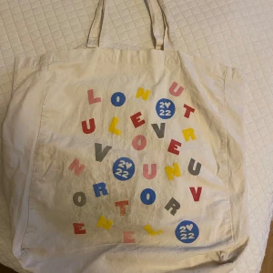 Harry Styles tygpåse - Love on tour merch. Väl använd därav är trycket lite slitet. Priset kan diskuteras💗