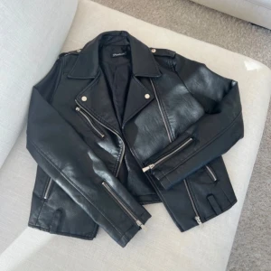 Svart skinnjacka med dragkedjor - Snygg svart skinnjacka i storlek S, passar även en Xs. Superfint skick. Säljer för 200 kr! 