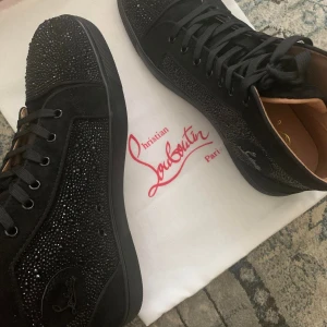Svarta sneakers från Christian Louboutin - Säljer mina Exklusiva svarta sneakers från Christian Louboutin med glittriga detaljer över hela skon. . Perfekta för dig som vill sticka ut med lyxig och edgy stil. Säljer då jag inte använder dem och dem bara tar plats. Kolla vad dem är värda först innna ni kommer med skambud. Priset ej hugget i sten.