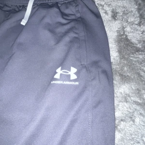 Under Armour byxor grå - Säljer ett par grå Under Armour byxor med sid dragkedja som är väldigt bra skick använt 5/6 gånger 