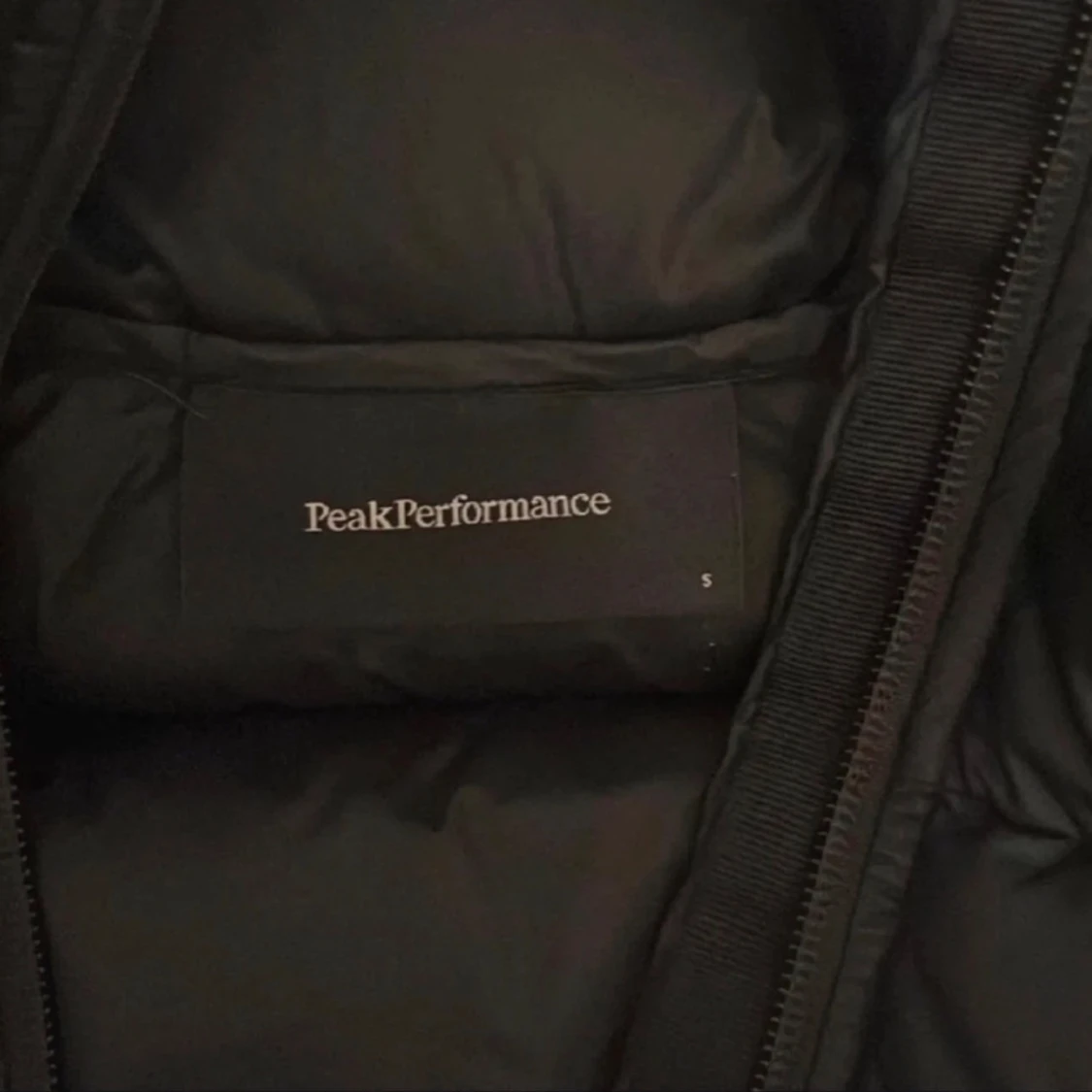 Svart vinterjacka- Peak Performance  - 1