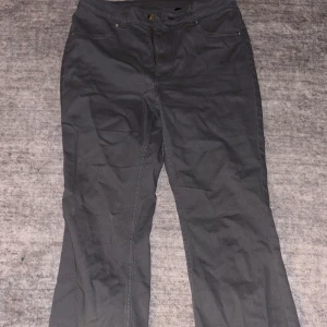 Gråa utsvängabyxor  - Säljer dessa stilrena gråa utsvängdabyxor från H&M i storlek 38. Endast använda 2 gånger – i fint skick! Pris: 60 kr.  