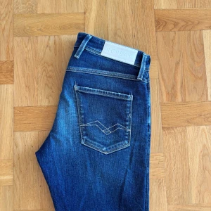 Replay Anbass jeans  - Snygga Replay Anbass jeans i klassisk blå denim med lite sköna fades på | Jeansen är i väldigt bra skick och har inte används mycket | Storlek 30/30 | Kom DM vid fler funderingar🙌