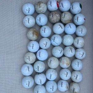 Titelist mix 40st - Bilden visar ett antal begagnade golfbollar av märket Titleist, det är en mix av alla golfbollar från Titelist kan vara 2-3 pro v1 inne för bra pris där också