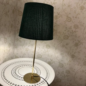 Bordslampa - Bordslampan som säljs den har några mindre defekter som man kan se på bilderna