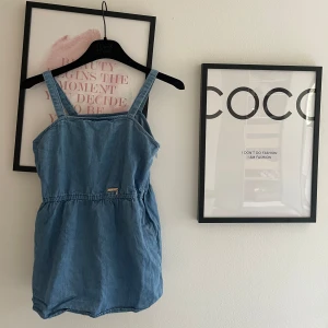 Blå cool topp från Guess - Supersöt blå topp från Guess med smala axelband. Enkel och stilren design med en liten metallogo framtill. Perfekt för varma dagar och lätt att matcha!! Storleken står inte riktigt men jag tycker det är S. Skriv om du undrar något 🩷