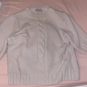 Vit stickad tröja med flätmönster - Supermysig vit stickad tröja från Jules & White med snyggt flätmönster framtill. Tröjan har ribbade muddar och en rund halsringning. Väldigt bra skick