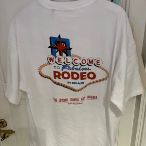 Limiterad Bolget rodeo 2 t-shirt  - Köpte den på deras konsert i Malmö 2025 helt ny aldrig använd går ändast att köpa på deras rodeo 2 tour den är i storlek s passformen är lite baggy 