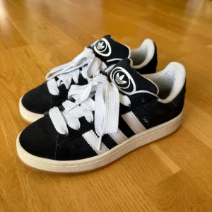 Campus 00 - Super fina, sällan använda. Lite ”smutsiga” bak som man ser och lite noppriga vid hälen. Annars fint skick!