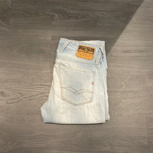 Replay Anbass Jeans - Jag säljer nu mina ljusblåa faded replay Anbass jeans för de ej passar mig i storleken. Dom är W32 L34 och passar folk mellan 180 och 188 skulle jag gissa. Endast en defekt på dom annars nyskick och defekten är att knappen saknas vilket åtgärdas lätt med ett fräscht bälte🔥Nypris≈1699   Mitt pris=529
