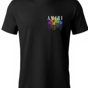 Svart Amiri t-shirt med färgglatt tryck - Snygg svart t-shirt från Amiri med stort färgglatt grafiskt tryck och logga på bröstet. T-shirten har klassisk passform och korta ärmar. Perfekt för dig som vill sticka ut med en cool streetstyle-look.