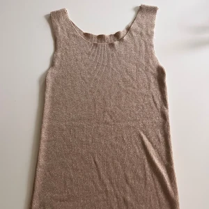 Glittrigt festlinne i champagne  - Supersnyggt festlinne i guld. Köpt för flera år sedan. Aldrig använd🩷