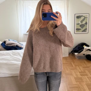 Stickad tröja alpacka - Superhärlig tröja från arket i väldigt bra skick. Brun alpacka. Inga defekter. 