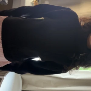 Svart stickad polotröja - Mysig svart stickad polotröja med lång ärm och hög krage. Perfekt för kyliga dagar och enkel att matcha med olika outfits. Klassisk och stilren modell som passar dig som gillar en clean look.