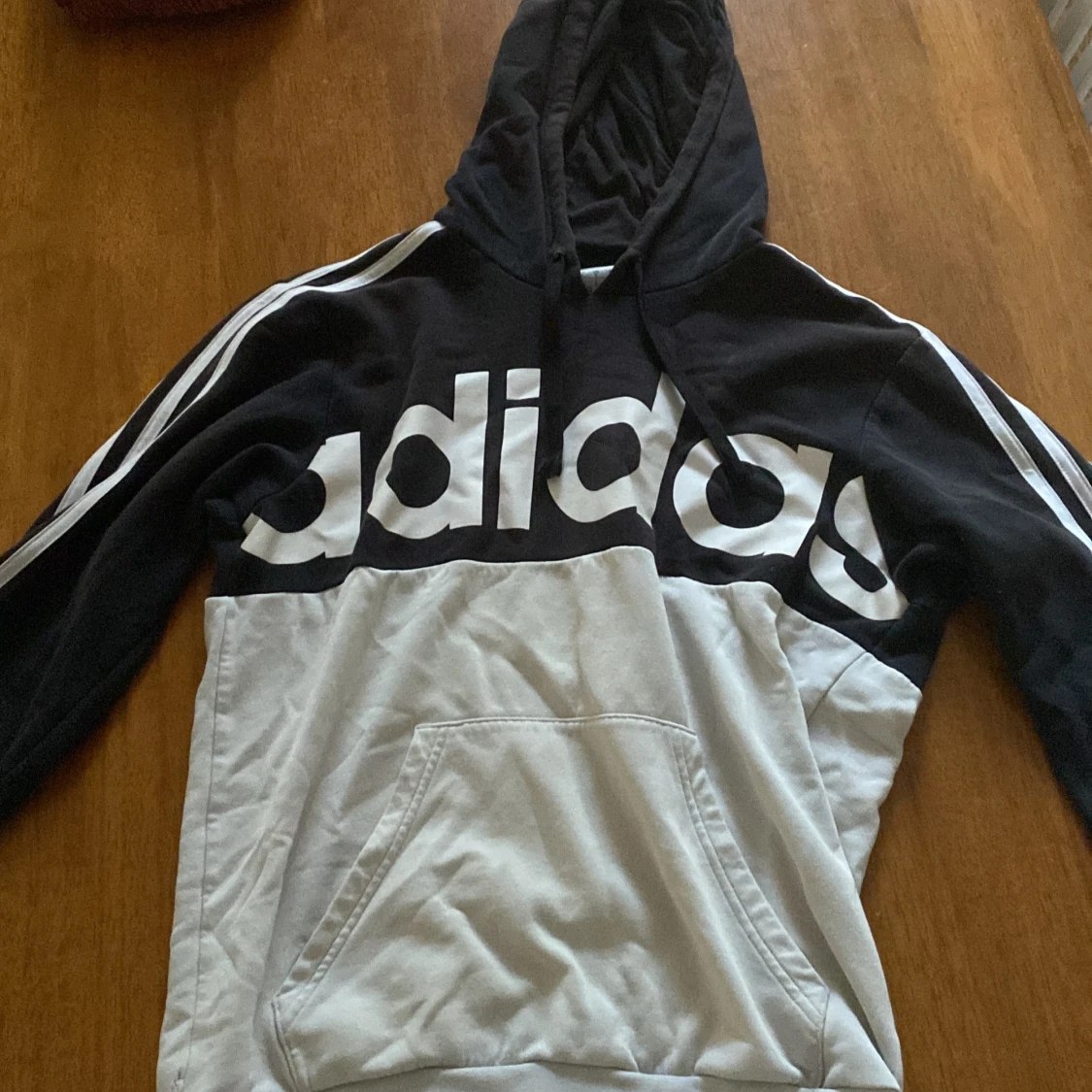 Svartvit Adidas hoodie med logga