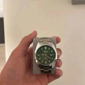 Grön Klocka Från Doventi - Säljer en asfet klocka från märket Doventi, u helt nytt skick! Min handled på bilden är 18-19 cm, bara att höra av sig vid minsta lilla fundering! 💛