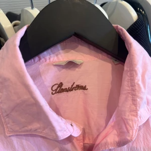 Rosa skjorta från Stenströms Slimline M - Snygg rosa skjorta från Stenströms i modellen Slimline. Skjortan har klassisk krage, knäppning framtill och långa ärmar. Tillverkad i mjuk bomull som känns skön mot huden. Perfekt för dig som gillar en stilren och fräsch look.