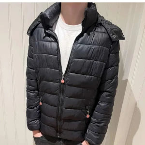 Svart pufferjacka med dragkedja - Djjdjr 