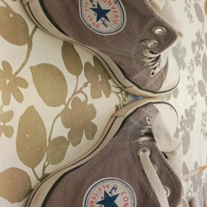 Converse skor  - dom har lite fläckar annars ser bra ut 