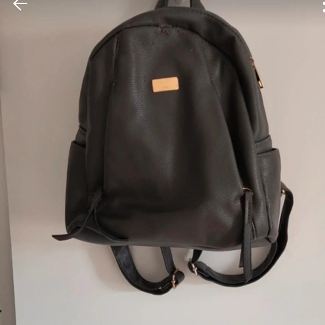 Grå ryggsäck i skinnimitation