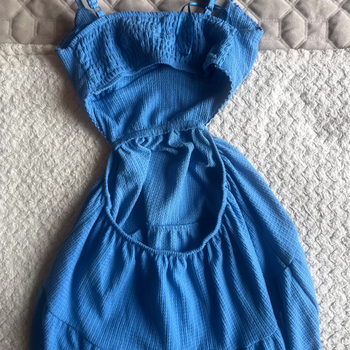 Blå kortklänning med cut out och snörning - 2