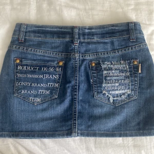 Mini jeans kjol - Så fin jeanskjol. Knappen sitter lite löst men märks inte när den är knäppt. Midjemått: ca 75cm Längd: 29cm. Budgivning om många är intresserade.