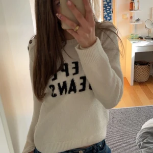Vit stickad tröja från Pepe Jeans - Vit stickad tröja från Pepe Jeans. Den är lite nopprig men annars inget fel. Den är large men passar s-l