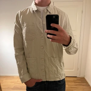 Dobber Overshirt Beige  - Säljer denna sjukt snygga Overshirten från Dobber⭐️ Färgen är beige och storleken är M✅Något skrynklig men bara att stryka😊 Overshirten har inga defekter och skicket är utomordentligt🙌🤝 Sjukt najs passform och passar perfekt till hösten🍁🙌 Tveka inte på att höra av er dig vid minsta fråga eller fundering😊