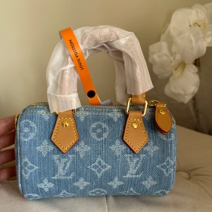 Handväska - Handväska mini. Jeans material. Dustbag och strap medföljer. Aldrig använt. 🩵