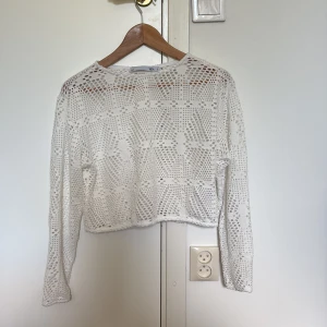 Hålstickad vit tröja - Söt hålstickad vit tröja från Lager 157
