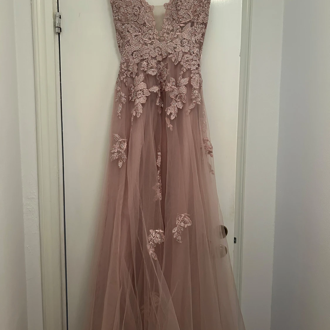 Ljusrosa långklänning med spetsdetaljer - 2