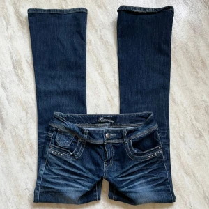  bootcut jeans - Lågmidjade Bootcut jeans från märket revers, midja: 38cm + stretch innerbenslängd: ca 82cm 💞