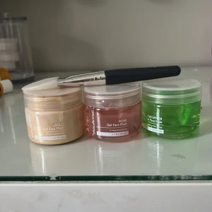Spascriptions gel face mask trio - Tre gel face masks från Spascriptions: Gold (guldig), Rose (rosa) och Cucumber (grön). Varje burk innehåller 50 ml och är perfekt för en snabb 15-minuters ansiktsbehandling. Kommer med en smidig applikationsborste för enkel applicering.