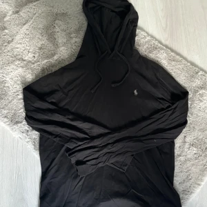 Ralph lauren hoodie - Säljer denna snygga Ralph lauren hoodie i tunt material som en t shirt typ. Skick 10/10 använd 1 gång men passade inte riktigt mig. Pris kan diskuteras. Fraktas inom 48 timmar😀