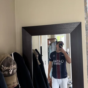 PSG matchtröja D.Doué #14 Nike - Säljer en mörkblå Paris Saint-Germain fotbollströja från Nike med D.Doué och nummer 14 på ryggen. Tröjan är riktigt snygg med bra kvalité, helt oanvänd ! 