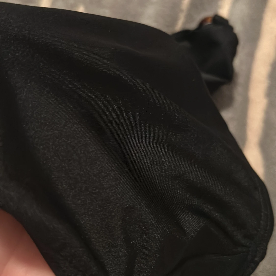 Svarta bikiniunderdelar med ringdetalj - 2