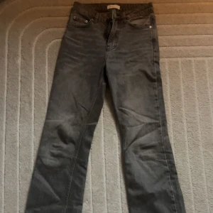 Grå jeans🤍 - Snygga grå jeans med raka ben men inte skinny.  Lite använda men inget som syns💕