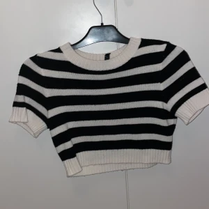 Randig tröja från H&M  - Superfin croppad stickad tröja från H&M  i svart och vitt. Använd fåtal gånger. ❣️
