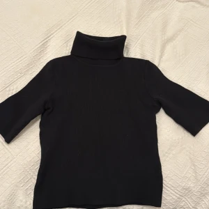 Svart polotröja från Stenströms - Svart polotröja från Stenströms i 100% merinoull. Älskarälskar den men råkade tyvärr krympa den i tvätten. Så snygg och skön till höst och tidigt vinter. Storleken är S men nu är den snarare XS/XXS.