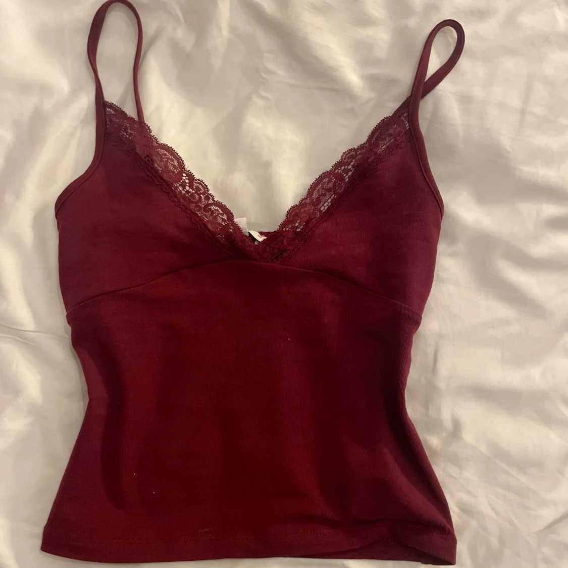 Vinröd linnetopp med spetskant