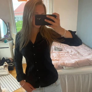 Skjorta - Figursydd skjorta från hm, lite stretchig i materialet💛💛