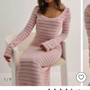 Rosa och vit randig sätt med långkjol och långärmad tröja från Nelly, aldrig använt och tröjan är i xs och kjolen i s. - Supersöt långkjol i stickat material med rosa och vita ränder. Kjolen har en rak, figurnära passform och hög midja. Perfekt för dig som gillar en mjuk och trendig look med pastellvibbar. Säljer hela sättet för 500 men om ni vill köpa bara en del så är det bara att skriva.