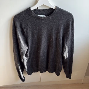 Mörkgrå lammullströja från Brothers - Lammullströja från Brothers. Storlek S. Nyskick. Mörkgrå.