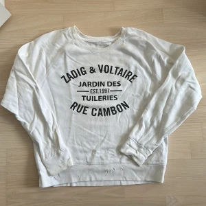Vit collegetröja från Zadig & Voltaire - Zadig & Voltaire collegetröja, använd fåtal gånger, normal i storlek.