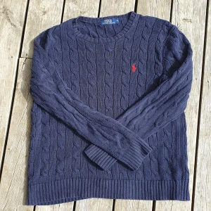 Stickad Ralph Lauren tröja - Säljer en mörkblå stickad Ralph Lauren tröja då den aldrig kommer till användning. Bra skick, sparsamt använd. Priset är inte hugget i sten 💯