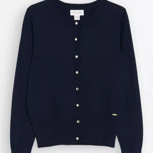 Mörkblå kofta Holly & Whyte S - Klassisk mörkblå kofta från Holly & Whyte by Lindex i storlek S. Koftan har rund halsringning, långa ärmar och silverfärgade knappar framtill. Perfekt att slänga över en t-shirt eller klänning för en stilren look.