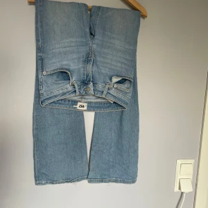 Ljusblå wide jeans från 157, XS - Jättefina ljusblå bootcut Jeans från lager 157 i modellen low boot. De är använda men i bra kvalitet, lite slitna på benen längst ner men inget man tänker på. Säljer då de inte kommer till användning, skriv för fler frågor!