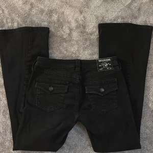 Svarta True Religion, Joey, w28 - Jättefina eftertraktade True Religon Jeans i modellen Joey, lågmidjade och i väldigt bra skick då de knappt har använts, i strl 28💖